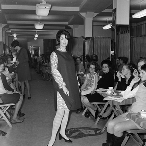 126673 Afbeelding van een mannequin tijdens een modeshow voor positiekleding in het Modemagazijn Gerzon (Oudegracht ...